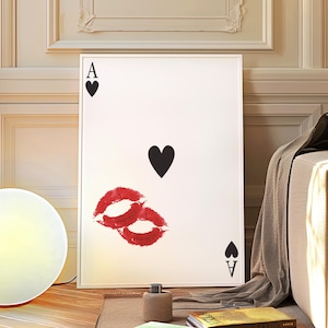 Stampa di carte da gioco, labbra retrò alla moda con bacio, stampa di asso di cuori con bacio, stampa di femme fatale, arte murale romantica, arte sopra il letto, stampa digitale