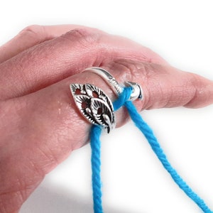 1PC crochet finger ring adjustable crochet tension ring open thread guide  finger clip crochet sleeve