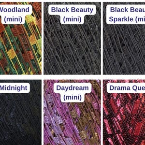 Puede incluir: Primer plano de seis hilos de diferentes colores. Los colores incluyen Woodland, Black Beauty, Black Beauty Sparkle, Midnight, Daydream y Drama Queen. Cada hilo est&aacute; etiquetado con su nombre y la palabra "mini".