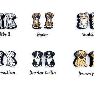 Puede incluir: Conjunto de 10 dijes de razas de perros, cada dije presenta una raza de perro diferente, incluyendo un Pitbull, un Boxer, un Sheltie, un D&aacute;lmata, un Border Collie y un Pug marr&oacute;n. Cada dije es negro y blanco con un dise&ntilde;o de tipo caricatura.