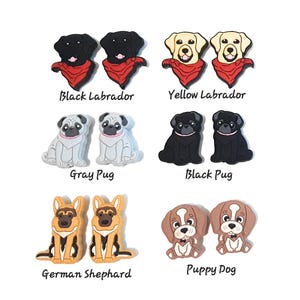 Puede incluir: Conjunto de 10 encantos para zapatos de perro de colores, que incluyen labrador negro, labrador amarillo, pug gris, pug negro, pastor alem&aacute;n y cachorro. Cada encanto presenta un par de perros.