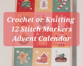 Op de afbeelding: Een rechthoekige adventskalenderdoos met twaalf kleurrijke vierkanten met vakantie-illustraties, waaronder een kerstboom, een beer, een zuurstok, een peperkoekmannetje en een huis. De tekst luidt: Crochet or Knitting 12 Stitch Markers Advent Calendar.