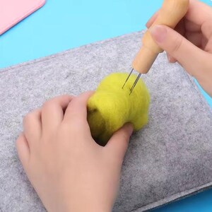 Felting Mat and Needle Tool Starter Set 9.75 inch Round Felting Pillow for Wool Felting Projects afbeelding 4