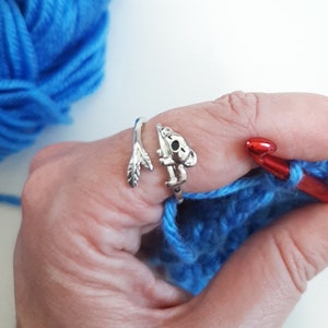 mayhouse silver yarn tension ring hummingbird & leaf, adjustable size 6-10  crochet ring