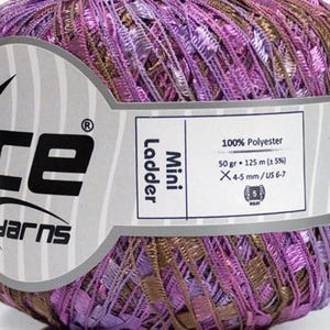 Puede incluir: Ovillo de hilo Ice Yarns Mini Ladder en tonos morados, rosas y marrones. La etiqueta indica 100% poli&eacute;ster, 50 gramos y 125 metros. El hilo es adecuado para agujas de 4-5 mm.