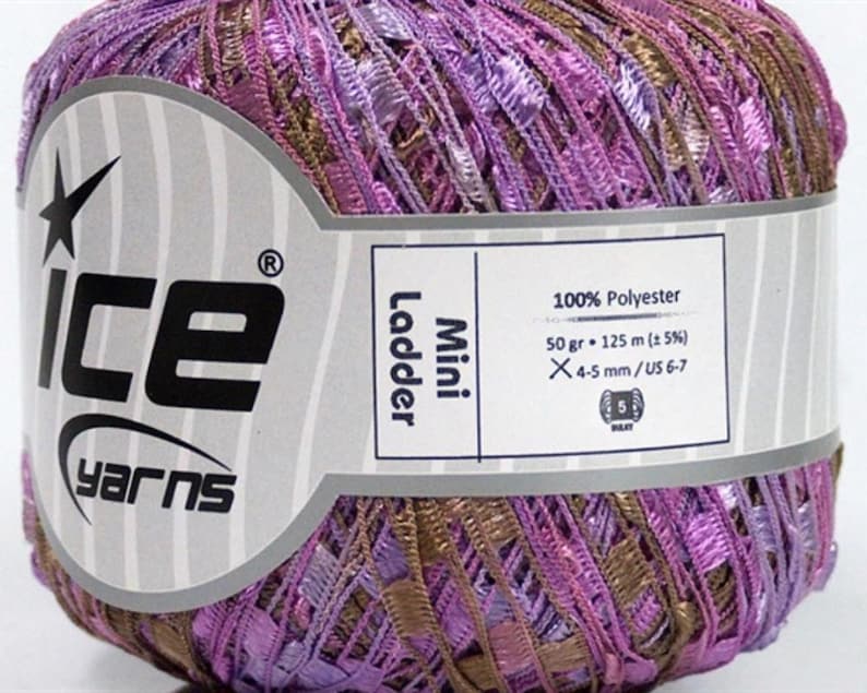 Puede incluir: Ovillo de hilo Ice Yarns Mini Ladder en tonos morados, rosas y marrones. La etiqueta indica 100% poli&eacute;ster, 50 gramos y 125 metros. El hilo es adecuado para agujas de 4-5 mm.