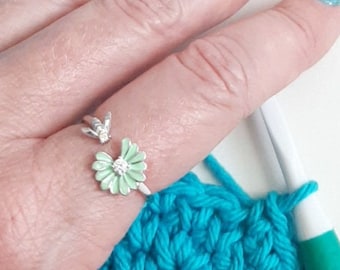 Sterling Silver Yarn Tension Ring Bee & Light Green Flower Adjustable Size 6-10 Crochet Ring Beginner Knitting Crochet Gift Yarn Guide