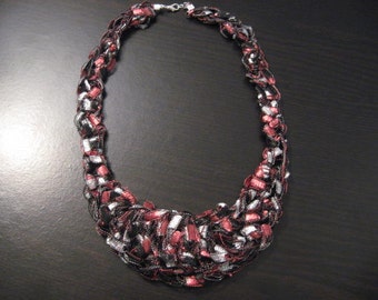 Patrón de collar de babero de ganchillo de hilo de escalera de enrejado