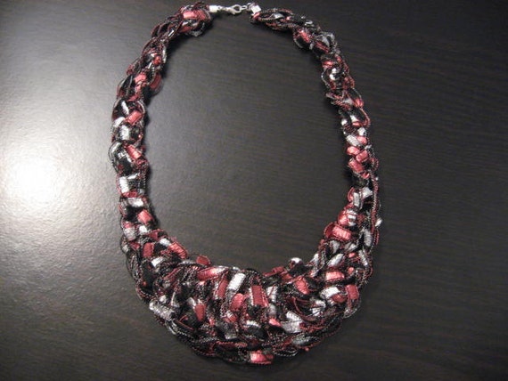 Trellis Ladder Yarn Crochet Bib Necklace Pattern