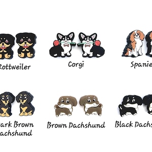 Puede incluir: Conjunto de 10 pares de abalorios para zapatos con forma de perro, que representan diferentes razas, incluyendo Rottweiler, Corgi, Spaniel y Dachshund. Cada abalorio es negro y blanco, con un dise&ntilde;o de tipo dibujo animado.