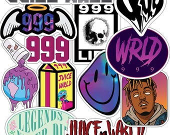 Könnte beinhalten: Ein Set mit 10 bunten Aufklebern mit dem Rapper Juice Wrld. Die Aufkleber zeigen verschiedene Designs, darunter einen Comic-Schädel, ein Smiley, einen Comic-Saftkarton und ein Porträt von Juice Wrld. Die Aufkleber zeigen auch den Text "Juice Wrld", "999" und "WRLD".