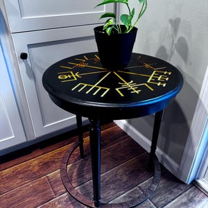 Tavolino Vegvisir: bussola vichinga norrena, rune incise su legno