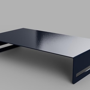 Könnte beinhalten: Ein dunkelblauer Laptop-Ständer aus Metall mit einer flachen Oberfläche und einem geschwungenen Design. Der Ständer ist so konzipiert, dass er einen Laptop für bessere Ergonomie anhebt.