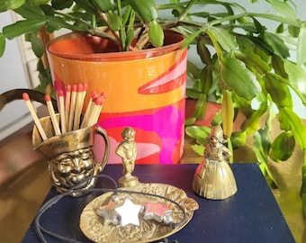 Jarra Toby de latón, plato para baratijas plisado y campanilla Ladybell.