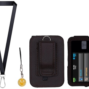 Puede incluir: Un cordón negro con un cierre plateado, un dije de carita sonriente amarilla, una funda de cuero marrón con clip para cinturón y un dispositivo negro con una pantalla que muestra "BOLUS" y "OPTIONS". El dispositivo muestra la hora y la información de insulina.