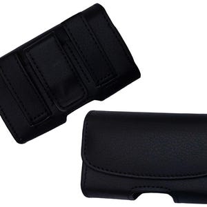 Pode incluir: Duas capas de telefone de couro preto. Uma capa tem um clipe de cinto com três presilhas. A outra capa tem um fecho de aba. Ambas as capas são feitas de um material de couro texturizado e são projetadas para proteger um telemóvel.