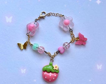 Braccialetto con ciondoli eclettici di perline Strawberry Fields & Butterflies / Gioielli fatti a mano ispirati al cottagecore rosa Y2K