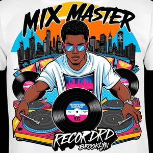 Op de afbeelding: Een wit T-shirt met een afbeelding van een DJ die platen mixt. De afbeelding bevat een stadsbeeld, een DJ met een zonnebril en de tekst "Mix Master Recordrd Brooklyn".