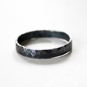 Aliança de Anel Martelada - Prata de Lei 925 - Unissex - Casamento - Estampagem de Letras - Preto Oxidado - Anel de Noivado - Anel da Pureza - Anel Estampado