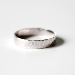 Anillo - Banda de anillo de plata esterlina gruesa - Acabado martillado o liso - Alianza de bodas unisex - Letra estampada - Anillo de promesa - Anillo de bodas para hombres