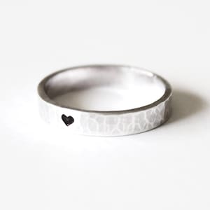Anel - Anel Coração Martelado - Prata de Lei - Unissex - Aliança de Casamento - Estampagem de Letras - Preto Oxidado - Noivado - Pureza - Anel Estampado
