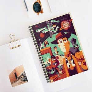 Peut inclure: Une illustration colorée des personnages du film Toy Story. Les personnages incluent Woody, Buzz l'Éclair, Jessie, M. Patate et Rex. L'illustration est de style rétro avec une palette de couleurs verte, orange et marron. Le texte "Toy Story" est dans le coin supérieur droit de l'illustration.
