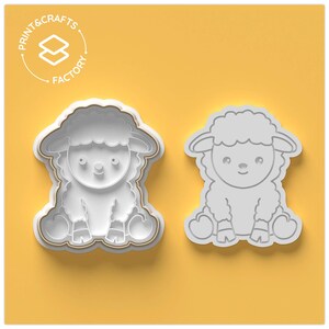 Pu&ograve; includere: Un tagliapasta in plastica bianca a forma di agnello dei cartoni animati. Il tagliapasta &egrave; mostrato su uno sfondo giallo. Il tagliapasta &egrave; progettato per essere utilizzato per fare biscotti o altri prodotti da forno.