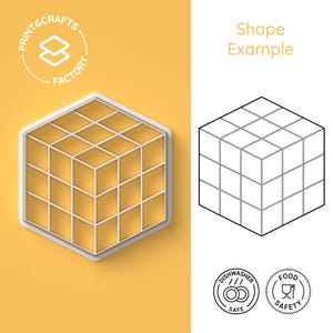 Op de afbeelding: Een witte 3D-kubusvormige koekjesuitsteker met een rasterpatroon. De uitsteker bevindt zich op een gele achtergrond. De tekst "Print & Crafts Factory" staat in een cirkel boven de uitsteker. De tekst "Shape Example" staat aan de rechterkant van de afbeelding. Er zijn twee pictogrammen onder het vormvoorbeeld: "Dishwasher Safe" en "Food Safety".