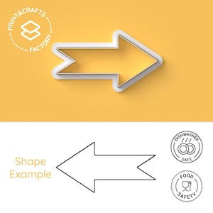 Könnte beinhalten: Weißer Pfeil-förmiger Ausstecher auf gelbem Hintergrund. Der Ausstecher ist weiß umrandet und hat einen erhöhten Rand. Der Text "PRINT & CRAFTS FACTORY" befindet sich in einem Kreis in der oberen linken Ecke des Bildes. Unter dem Bild ist eine Schwarzweiß-Zeichnung des Ausstechers zu sehen. Der Text "Shape Example" befindet sich links neben der Zeichnung. Rechts neben der Zeichnung befinden sich zwei kreisförmige Symbole. Das obere Symbol ist ein Kreis mit dem Text "DISHWASHER SAFE" und einer Grafik von zwei Tellern. Das untere Symbol ist ein Kreis mit dem Text "FOOD SAFETY" und einer Grafik von einer Gabel und einem Messer.