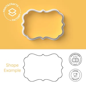 Puede incluir: Un cortador de galletas de plástico blanco en forma de marco decorativo. El cortador se muestra sobre un fondo amarillo. El cortador es apto para lavavajillas y alimentos.