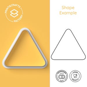Könnte beinhalten: Gelber Dreieck-Ausstecher mit weißem Rand, neben einer schwarzen Umrisslinie eines Dreiecks. Das Bild enthält den Text "Shape Example" und Logos für spülmaschinenfest und Lebensmittelsicherheit. Das Logo für "Print & Crafts Factory" ist ebenfalls sichtbar.