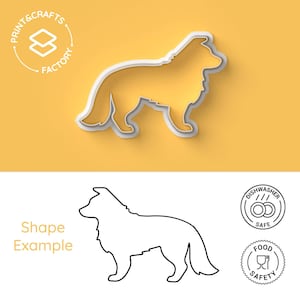 Op de afbeelding: Een witte plastic koekjesvormer in de vorm van een hond. De vormer is op een gele achtergrond. De vormer is vaatwasserbestendig en voedselveilig.