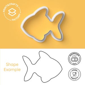 Può includere: Tagliapasta in plastica bianca a forma di pesce. Il tagliapasta è su uno sfondo giallo. Sotto il tagliapasta è mostrato un disegno a linea in bianco e nero del pesce. Il testo "Shape Example" è sopra il disegno a linea. Due icone circolari sono a destra del disegno a linea. L'icona superiore è bianca con testo nero e dice "Dishwasher Safe". L'icona inferiore è bianca con testo nero e dice "Food Safety".