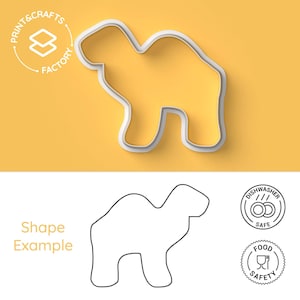 Op de afbeelding: Een witte koekjesvorm in de vorm van een kameel met een strakke omtrek. De afbeelding bevat de tekst PRINT & CRAFTS FACTORY, een voorbeeld van de vorm en twee ronde iconen die aangeven dat het product vaatwasmachinebestendig en voedselveilig is.