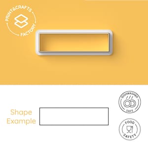 Pode incluir: Um cortador de biscoitos retangular com borda branca e interior amarelo, sobre um fundo amarelo. A imagem inclui o texto "Shape Example" e logotipos que indicam segurança para lava-louças e alimentos.