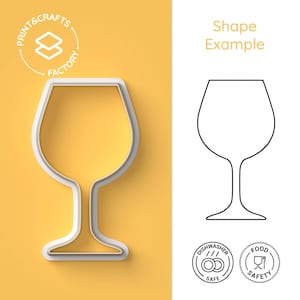 Pode incluir: Um cortador de biscoitos de plástico branco em forma de taça de vinho sobre um fundo amarelo. O cortador está ao lado de um desenho a traço preto e branco de uma taça de vinho. A imagem também inclui o texto "Shape Example", "Dishwasher Safe" e "Food Safety".