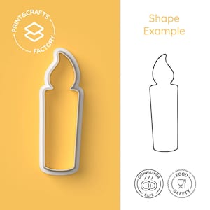 以下が含まれることがあります： 炎がついたろうそくの形をした白いプラスチック製のクッキーカッター。カッターは黄色の背景の上にあります。画像には、ろうそくの線画、食器洗い機対応と食品安全のアイコン、および「Print & Crafts Factory」と「Shape Example」のテキストも含まれています。