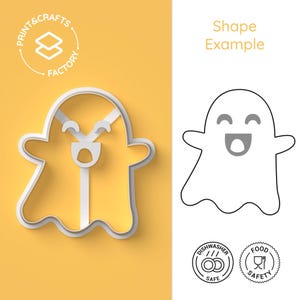 Pode incluir: Cortador de biscoitos de plástico branco em forma de fantasma com um rosto sorridente. O cortador está sobre um fundo amarelo. A imagem também inclui um desenho de linha do fantasma, ícones de segurança para lava-louças e alimentos, e o texto "Exemplo de forma".