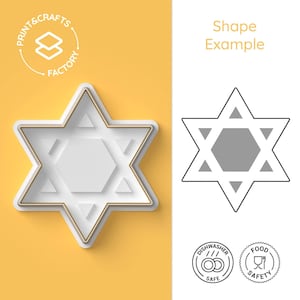 Puede incluir: Una estrella blanca de seis puntas con un contorno dorado. La estrella está sobre un fondo amarillo. El texto "Print & Crafts Factory" está en un círculo alrededor de la estrella. El texto "Shape Example" está en el lado derecho de la imagen. Hay dos iconos debajo de la estrella: uno para lavavajillas y otro para seguridad alimentaria.