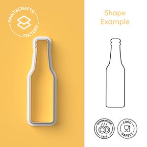 Può includere: Un contorno bianco di una forma di bottiglia di birra su uno sfondo giallo. Il contorno è un tagliapasta con ombra. Il testo "Print & Crafts Factory" è in un cerchio sopra la bottiglia. Il testo "Shape Example" è sul lato destro dell'immagine. Ci sono due icone sotto il contorno della bottiglia: "Dishwasher Safe" e "Food Safety".