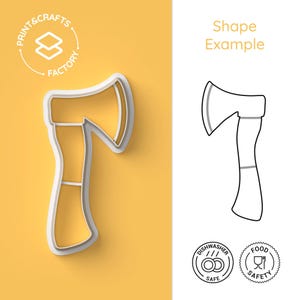 Op de afbeelding: Een witte plastic koekjesvormer in de vorm van een bijl. De vormer bevindt zich op een gele achtergrond. De afbeelding bevat ook een lijntekening van de bijl, samen met twee ronde logo's: een voor vaatwasserbestendig en een voor voedselveiligheid.