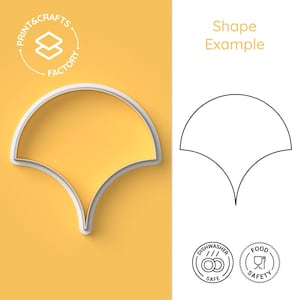 Op de afbeelding: Een witte plastic koekjesvormer in de vorm van een waaier. De vormer bevindt zich op een gele achtergrond. De afbeelding bevat ook een zwart-witte lijntekening van de vormer, samen met twee pictogrammen die aangeven dat de vormer vaatwasserbestendig en voedselveilig is.