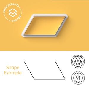Può includere: Un tagliabiscotti a forma di rombo bianco e giallo. Il tagliabiscotti è su uno sfondo giallo. Le parole "Print & Crafts Factory" sono in un cerchio in alto a sinistra. Le parole "Shape Example" sono sotto la forma. Icone lavastoviglie e sicurezza alimentare a destra.