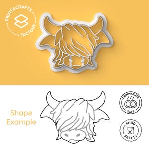 Pode incluir: Cortador de biscoitos de vaca Highland amarelo e branco. O cortador tem a forma da cabeça de uma vaca de desenho animado com chifres e pêlo eriçado. A imagem inclui o texto "Print & Crafts Factory" e "Shape Example".