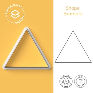 Puede incluir: Cortador de galletas triangular blanco sobre fondo amarillo. El cortador tiene forma de tri&aacute;ngulo s&oacute;lido con borde blanco. La imagen tambi&eacute;n incluye un dibujo lineal de un tri&aacute;ngulo y el texto "Shape Example". El texto "Print & Crafts Factory" tambi&eacute;n es visible.