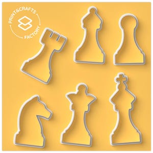 Può includere: Sei formine per biscotti a forma di pezzi degli scacchi gialli con contorni bianchi su sfondo giallo. I pezzi includono una torre, un alfiere, un pedone, un cavallo, una regina e un re. L'angolo in alto a sinistra ha il testo "PRINT & CRAFTS FACTORY".