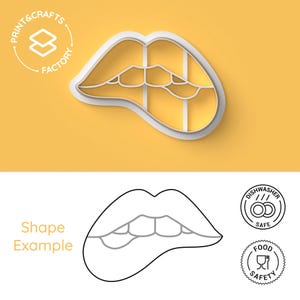 Peut inclure: Emporte-pièce en plastique blanc en forme de lèvres. L'emporte-pièce est présenté sur un fond jaune. Un dessin au trait noir et blanc de l'emporte-pièce est présenté en dessous, ainsi que deux icônes circulaires indiquant que l'emporte-pièce est compatible lave-vaisselle et alimentaire.