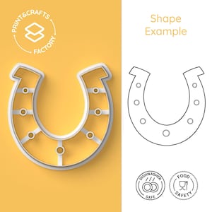 Peut inclure: Emporte-pièce en forme de fer à cheval en plastique blanc avec huit petits cercles découpés autour du bord. L'emporte-pièce est sur un fond jaune. L'image comprend également un dessin au trait de l'emporte-pièce en forme de fer à cheval, des icônes de sécurité lave-vaisselle et alimentaire, ainsi que le texte "Print & Crafts Factory" et "Shape Example".