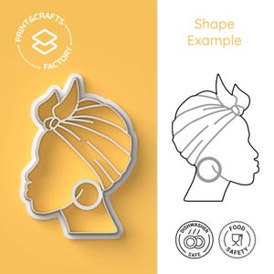Op de afbeelding: Een gele en witte koekjesvorm in de vorm van een vrouwenprofiel met een hoofddoek en oorbellen. De tekst "PRINT & CRAFTS FACTORY" staat in een cirkel linksboven. De woorden "Shape Example" staan rechtsboven.