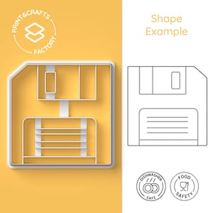 Może przedstawiać: Biała plastikowa foremka do ciasteczek w kształcie dyskietki. Foremka znajduje się na żółtym tle. Tekst "Print & Crafts Factory" znajduje się w kółku wokół foremki. Tekst "Shape Example" znajduje się po prawej stronie obrazu. Pod foremką znajdują się dwie ikony: jedna dla zmywarki i jedna dla bezpieczeństwa żywności.